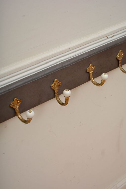 VICTORIAN BRASS COAT HOOKS COAT RACK IN GOOD CONDTION - ADDITIONAL PHOTO 2