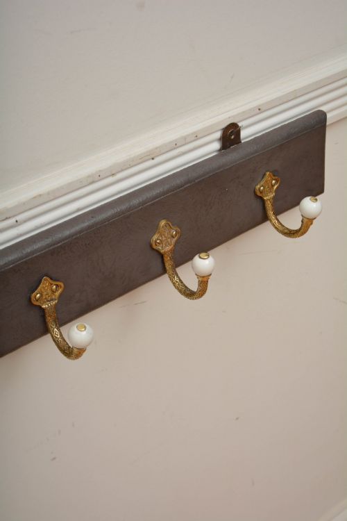 VICTORIAN BRASS COAT HOOKS COAT RACK IN GOOD CONDTION - ADDITIONAL PHOTO 4