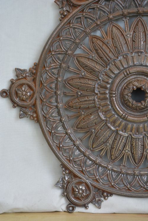 ANTIQUE VICTORIAN CAST IRON CEILING ROSE WITH FEATHER AND IVY DECORATION - ADDITIONAL PHOTO 4
