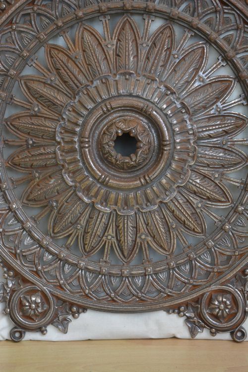 ANTIQUE VICTORIAN CAST IRON CEILING ROSE WITH FEATHER AND IVY DECORATION - ADDITIONAL PHOTO 8