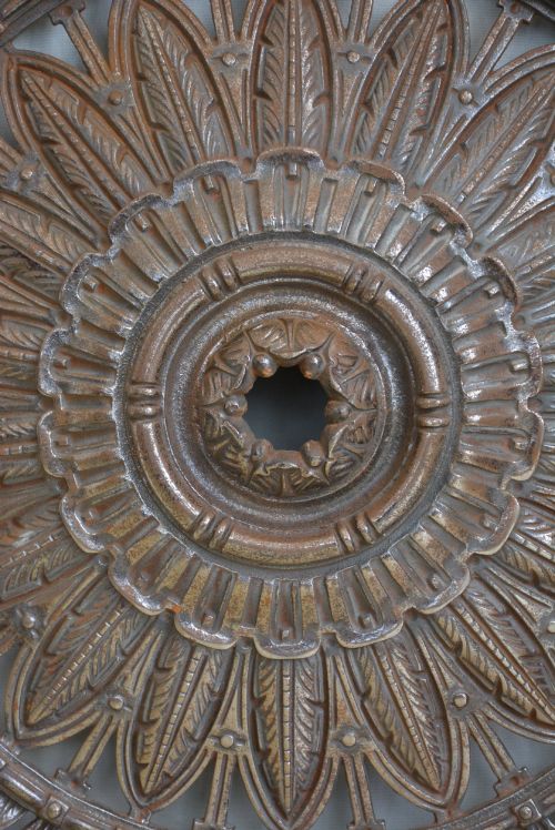 ANTIQUE VICTORIAN CAST IRON CEILING ROSE WITH FEATHER AND IVY DECORATION - ADDITIONAL PHOTO 9