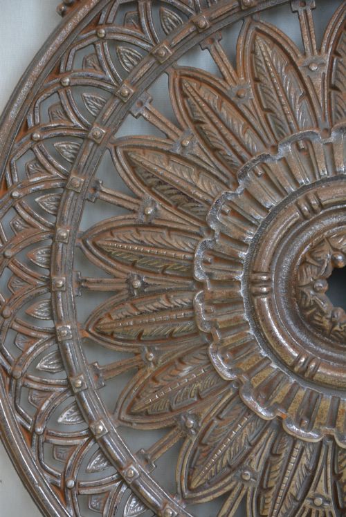 ANTIQUE VICTORIAN CAST IRON CEILING ROSE WITH FEATHER AND IVY DECORATION - ADDITIONAL PHOTO 10