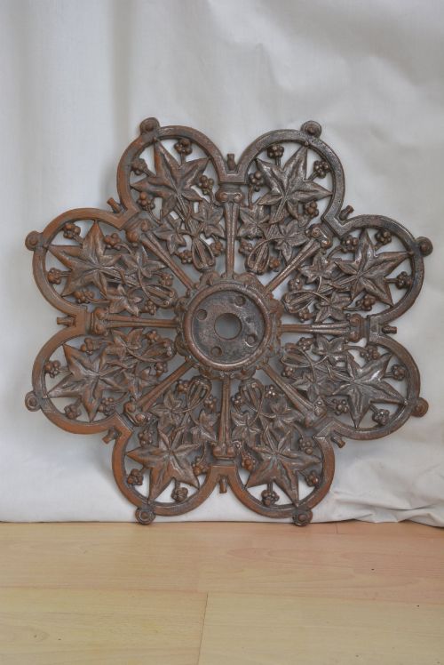 ANTIQUE VICTORIAN CAST IRON CEILING ROSE IVY LEAF DESIGN - ADDITIONAL PHOTO 1