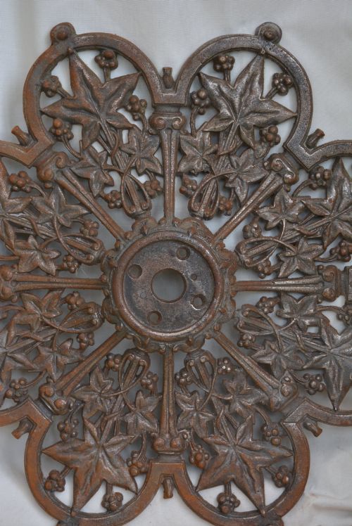ANTIQUE VICTORIAN CAST IRON CEILING ROSE IVY LEAF DESIGN - ADDITIONAL PHOTO 3