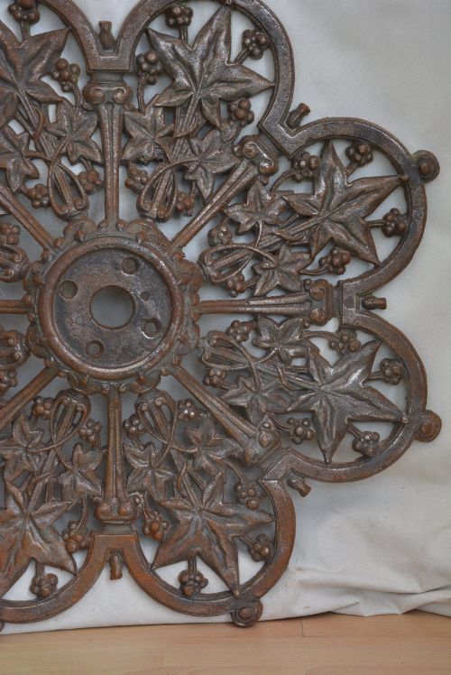 ANTIQUE VICTORIAN CAST IRON CEILING ROSE IVY LEAF DESIGN - ADDITIONAL PHOTO 4