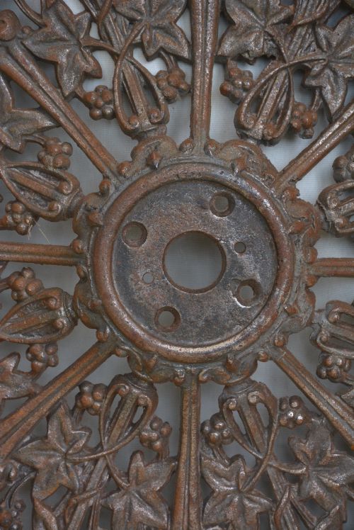 ANTIQUE VICTORIAN CAST IRON CEILING ROSE IVY LEAF DESIGN - ADDITIONAL PHOTO 6