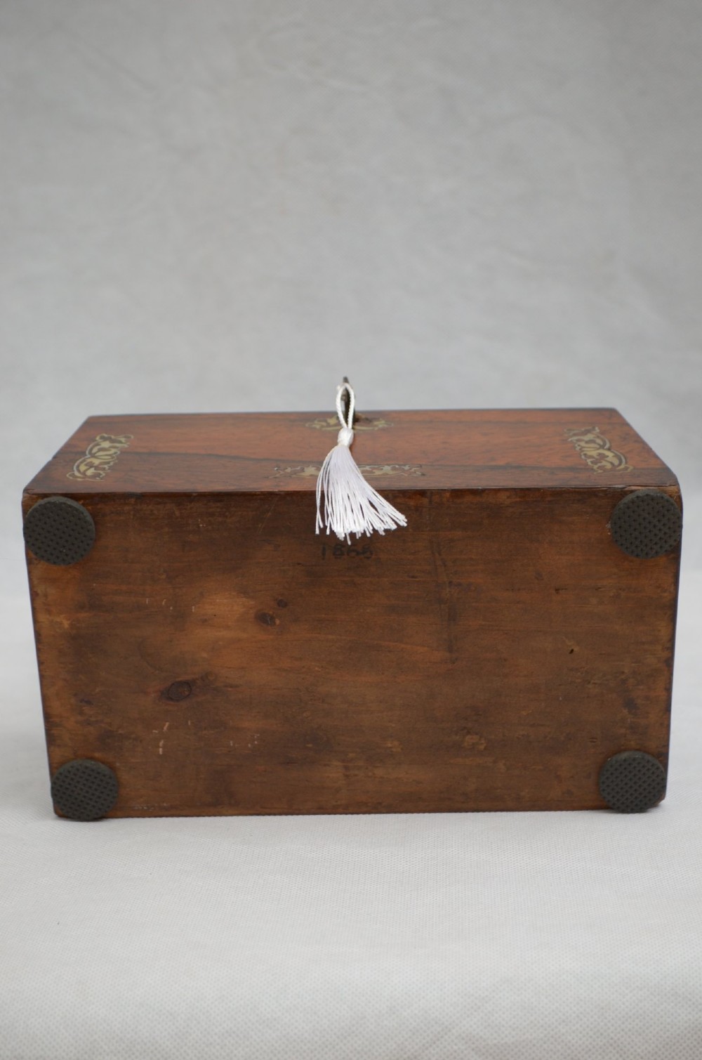 A Regency period rosewood tea caddy in a sarcophagus shape with mother-of-pearl floral scroll inlay and a brass keyhole. View IX
