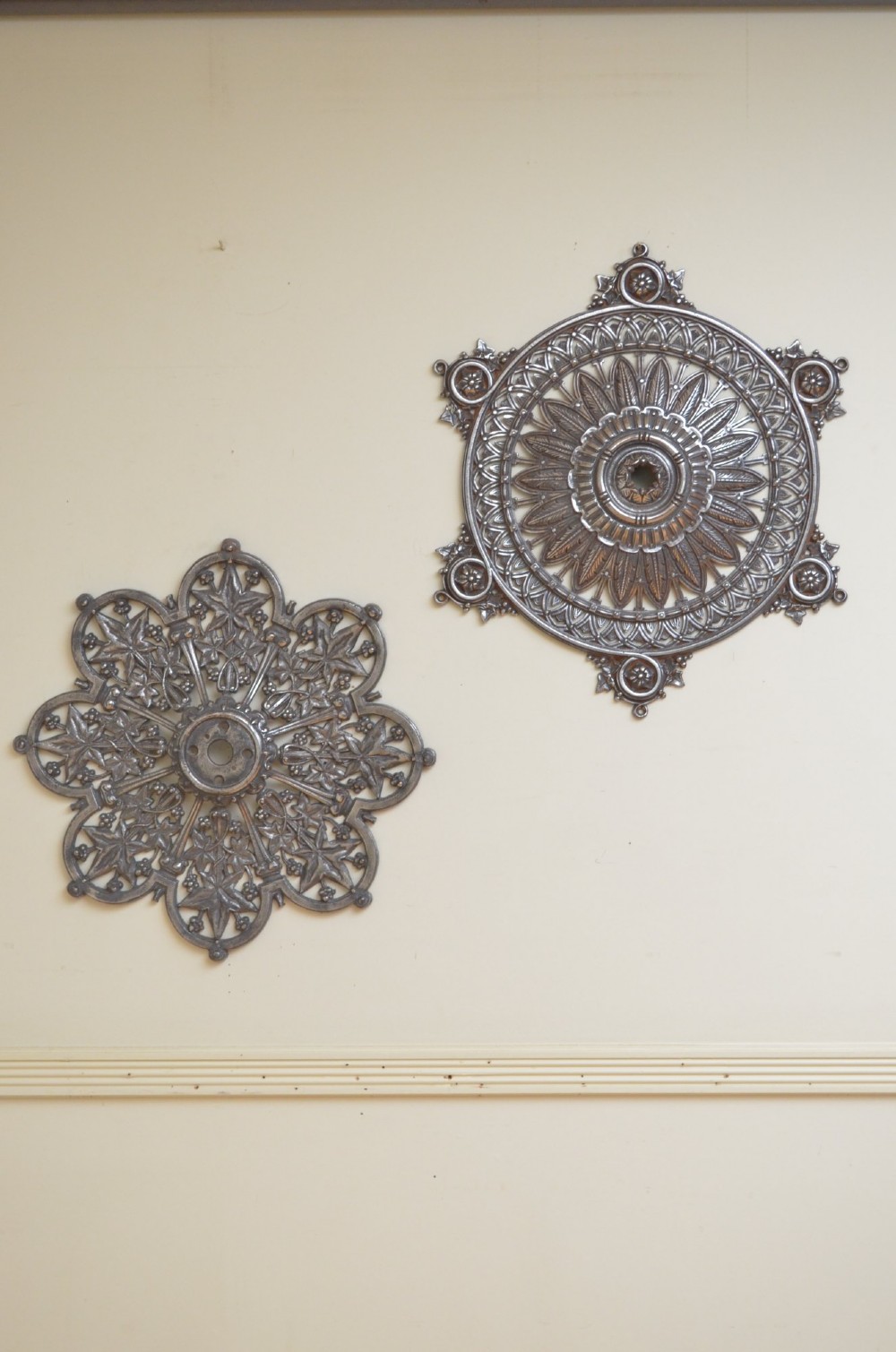 A circular Victorian cast iron ceiling rose featuring central feather relief detail surrounded by pierced openwork and ivy leaf border lugs. View XV