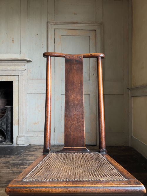 A QUEEN ANNE PERIOD WALNUT CANED BENDED BACK CHAIR C1710 - ADDITIONAL PHOTO 4