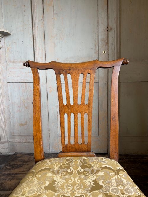 AN ELEGANT GEORGE II WALNUT SIDE CHAIR C1730 - ADDITIONAL PHOTO 2