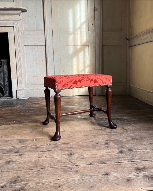 A WELL DRAWN 18TH CENTURY WALNUT STOOL C1730