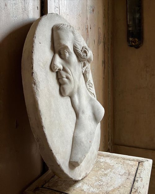 RARE 18TH CENTURY MARBLE PLAQUE OF A GENTLEMAN - ADDITIONAL PHOTO 1