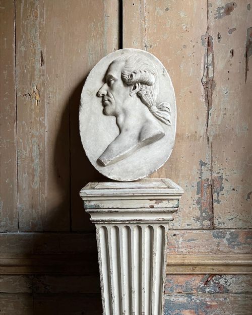 RARE 18TH CENTURY MARBLE PLAQUE OF A GENTLEMAN - ADDITIONAL PHOTO 6
