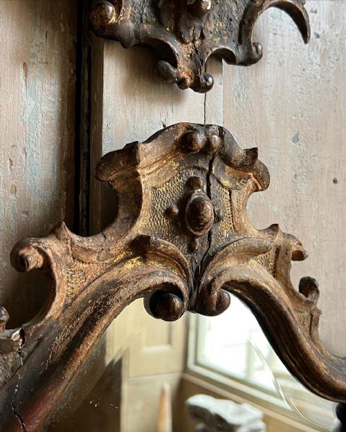 A PAIR OF 18TH CENTURY ITALIAN WALL MIRRORS - ADDITIONAL PHOTO 3