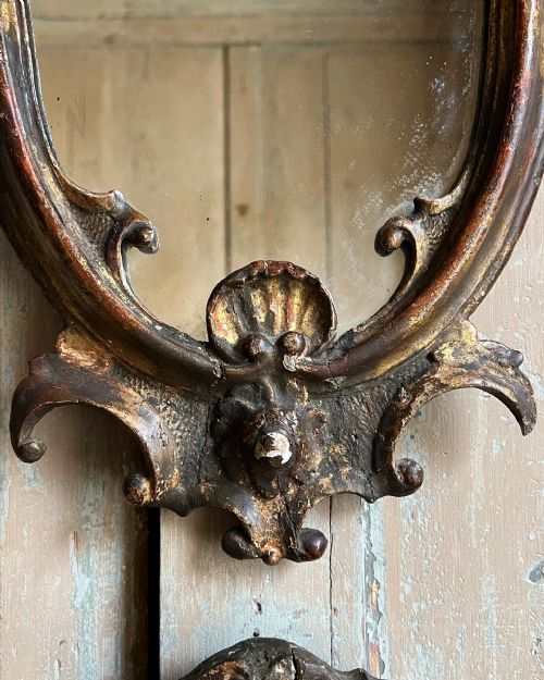 A PAIR OF 18TH CENTURY ITALIAN WALL MIRRORS - ADDITIONAL PHOTO 6