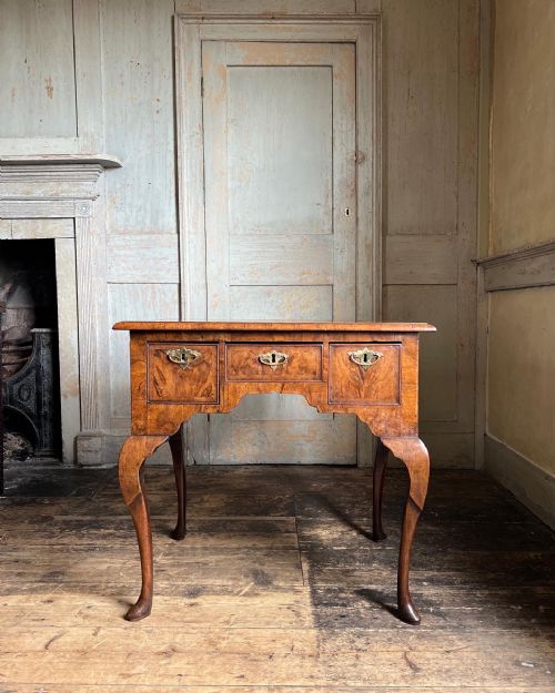 AN EARLY 18TH CENTURY WALNUT SIDE TABLE C1720 - ADDITIONAL PHOTO 3