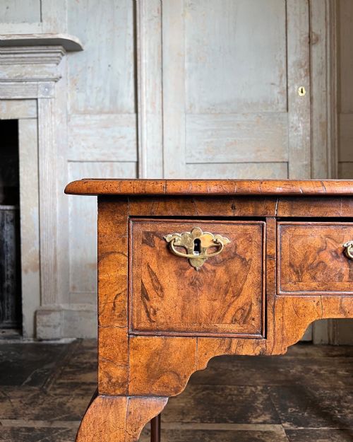 AN EARLY 18TH CENTURY WALNUT SIDE TABLE C1720 - ADDITIONAL PHOTO 9
