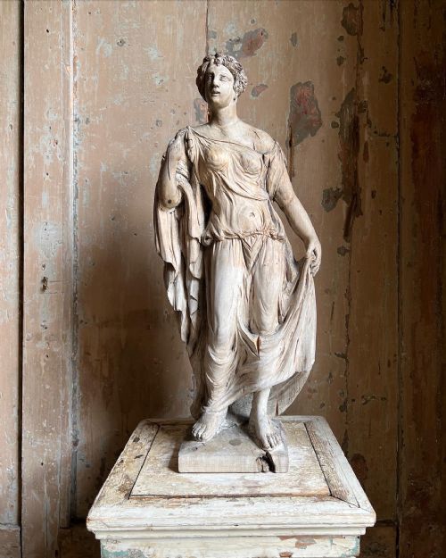RARE 18TH CENTURY CARVED LIMEWOOD FIGURE OF THE FARNESE FLORA