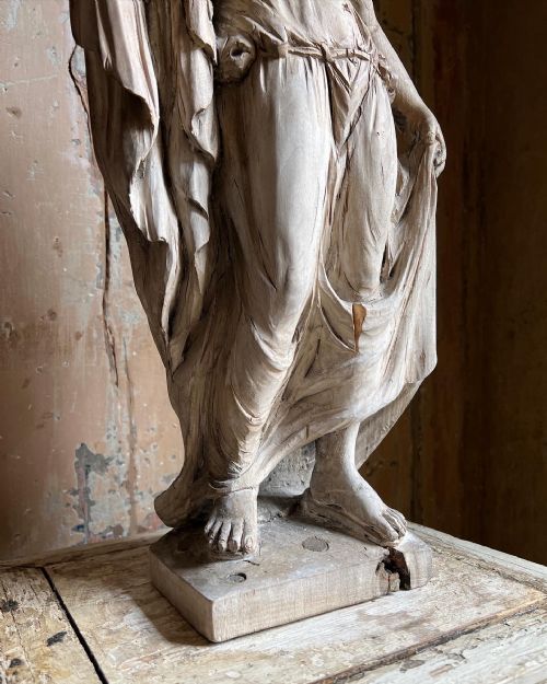 RARE 18TH CENTURY CARVED LIMEWOOD FIGURE OF THE FARNESE FLORA - ADDITIONAL PHOTO 1