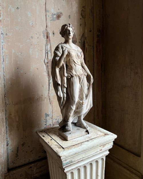 RARE 18TH CENTURY CARVED LIMEWOOD FIGURE OF THE FARNESE FLORA - ADDITIONAL PHOTO 2