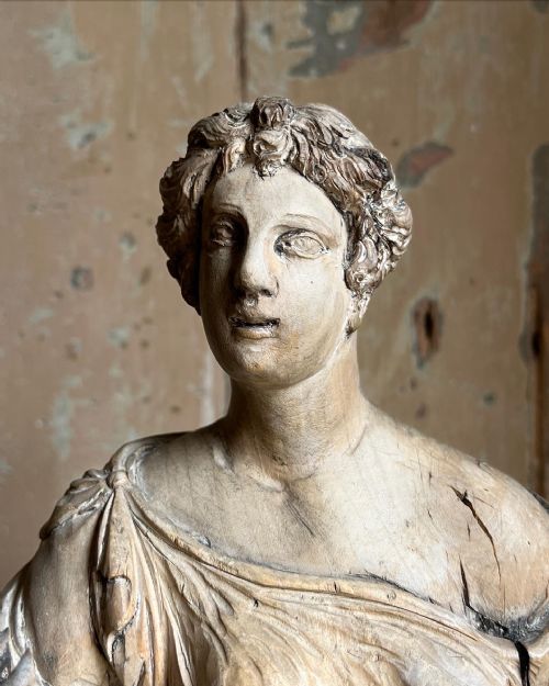 RARE 18TH CENTURY CARVED LIMEWOOD FIGURE OF THE FARNESE FLORA - ADDITIONAL PHOTO 3