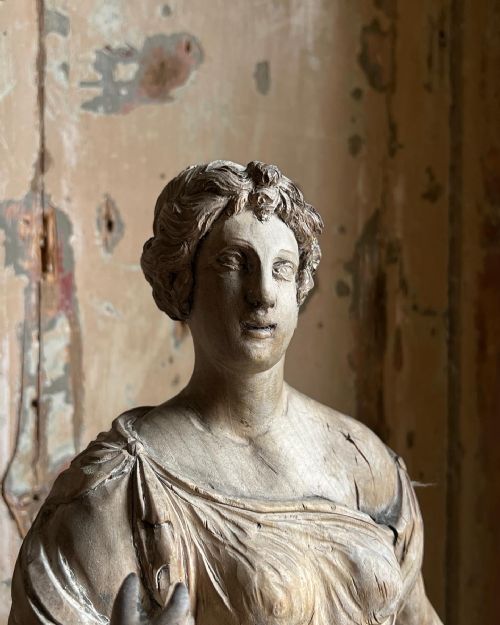 RARE 18TH CENTURY CARVED LIMEWOOD FIGURE OF THE FARNESE FLORA - ADDITIONAL PHOTO 4