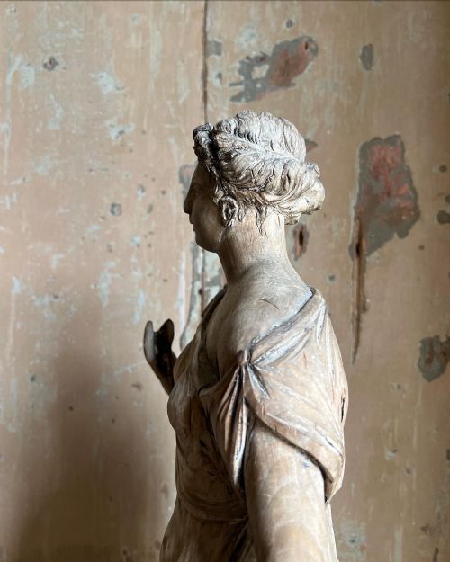 RARE 18TH CENTURY CARVED LIMEWOOD FIGURE OF THE FARNESE FLORA - ADDITIONAL PHOTO 5