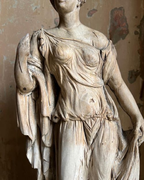 RARE 18TH CENTURY CARVED LIMEWOOD FIGURE OF THE FARNESE FLORA - ADDITIONAL PHOTO 6