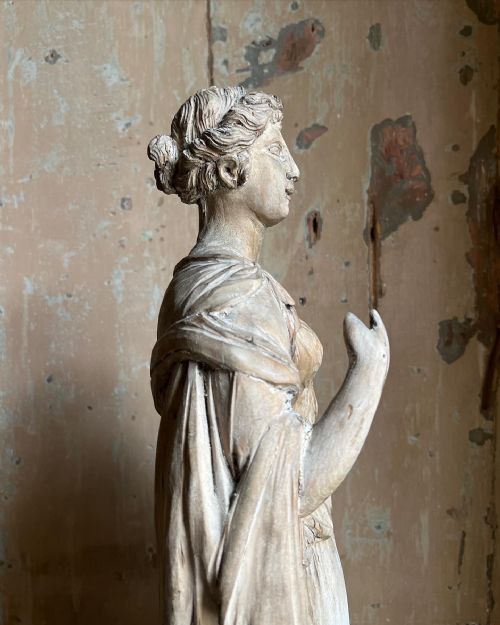 RARE 18TH CENTURY CARVED LIMEWOOD FIGURE OF THE FARNESE FLORA - ADDITIONAL PHOTO 7
