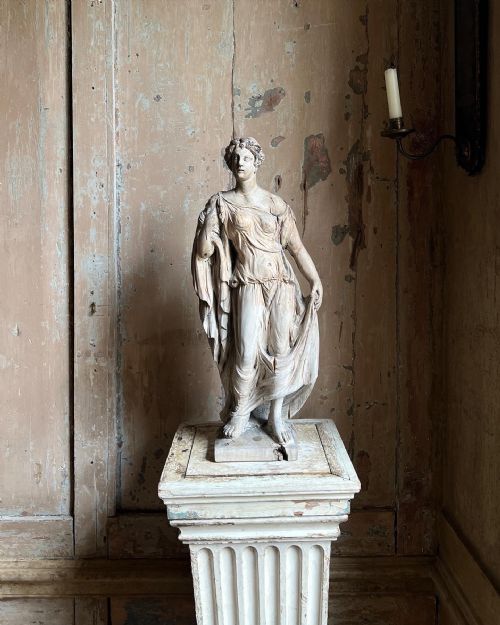 RARE 18TH CENTURY CARVED LIMEWOOD FIGURE OF THE FARNESE FLORA - ADDITIONAL PHOTO 8