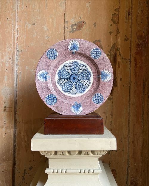 a rare english delft charger bristol c1750 - CATEGORY: ANTIQUE CERAMICS - DATED GEORGIAN