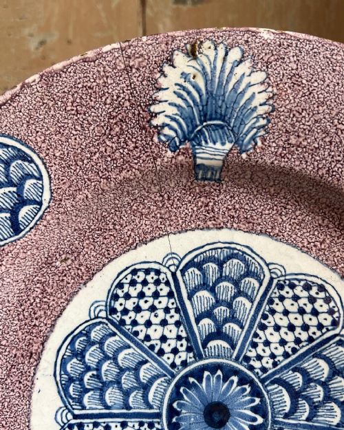 A RARE ENGLISH DELFT CHARGER BRISTOL C1750 - ADDITIONAL PHOTO 1