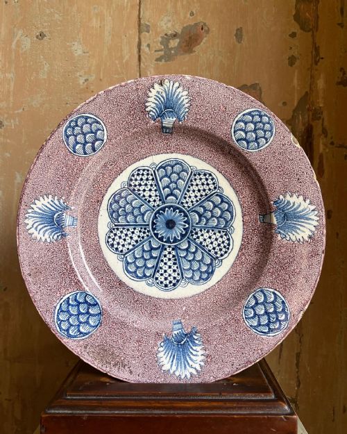 A RARE ENGLISH DELFT CHARGER BRISTOL C1750 - ADDITIONAL PHOTO 2