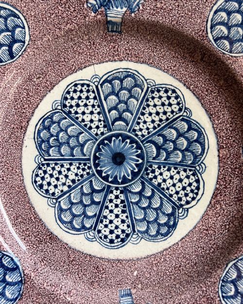 A RARE ENGLISH DELFT CHARGER BRISTOL C1750 - ADDITIONAL PHOTO 3