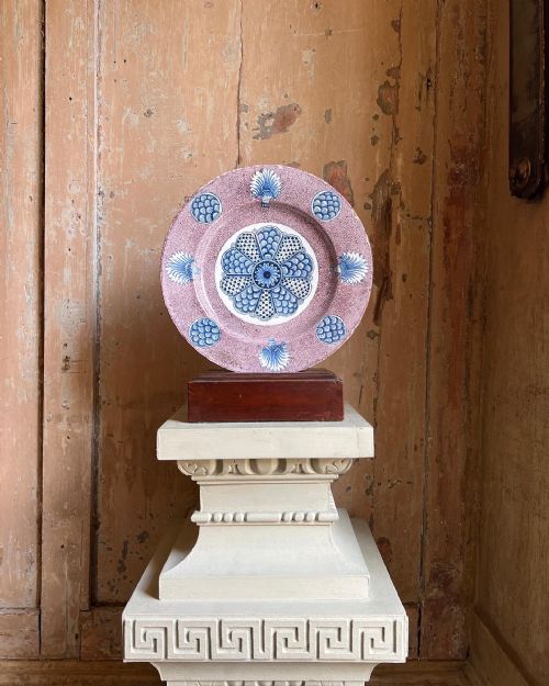 A RARE ENGLISH DELFT CHARGER BRISTOL C1750 - ADDITIONAL PHOTO 4