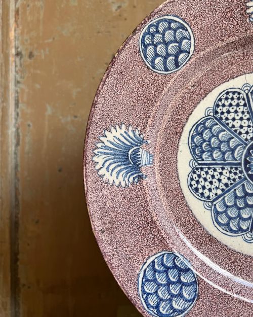 A RARE ENGLISH DELFT CHARGER BRISTOL C1750 - ADDITIONAL PHOTO 5