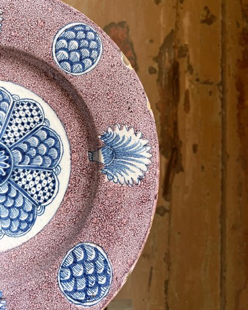 A RARE ENGLISH DELFT CHARGER BRISTOL C1750 - ADDITIONAL PHOTO 7