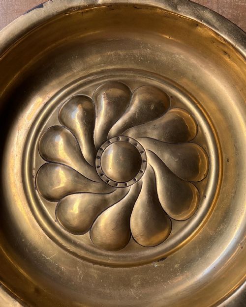 A RARE 16TH CENTURY BRASS BOWL GERMAN C1580 - ADDITIONAL PHOTO 1
