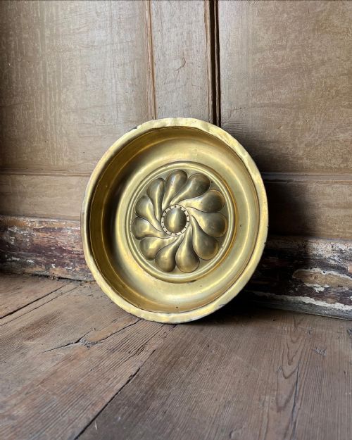A RARE 16TH CENTURY BRASS BOWL GERMAN C1580 - ADDITIONAL PHOTO 2
