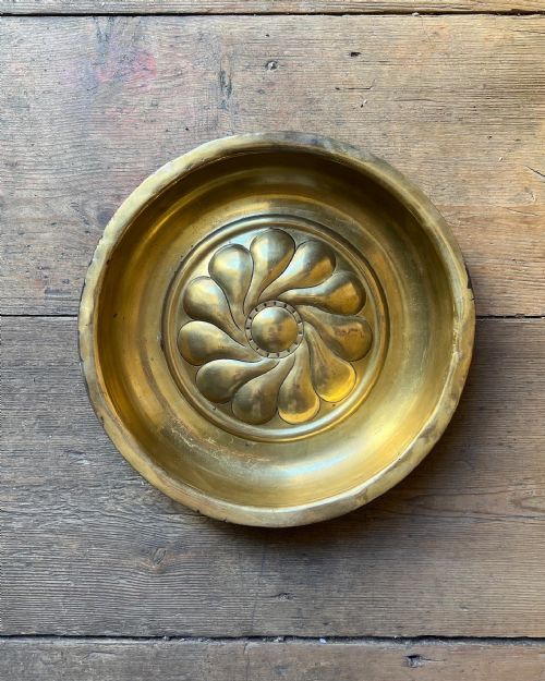 A RARE 16TH CENTURY BRASS BOWL GERMAN C1580 - ADDITIONAL PHOTO 3