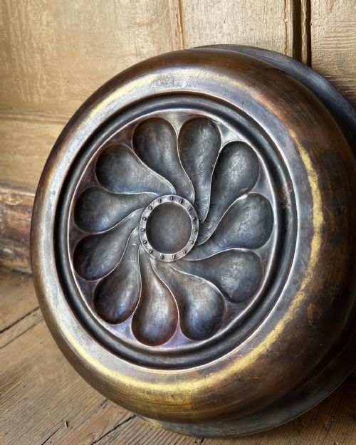 A RARE 16TH CENTURY BRASS BOWL GERMAN C1580 - ADDITIONAL PHOTO 5