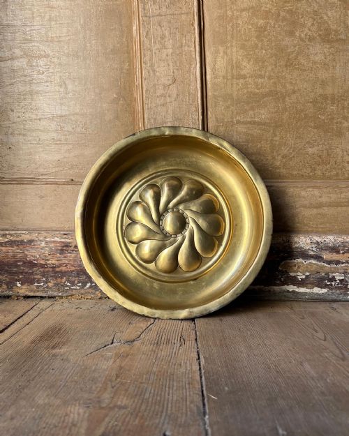 A RARE 16TH CENTURY BRASS BOWL GERMAN C1580 - ADDITIONAL PHOTO 6