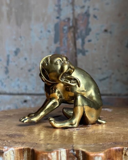 A RARE 16TH CENTURY GILT BRONZE SEATED DOG - ADDITIONAL PHOTO 2