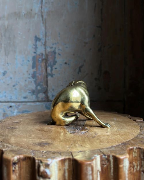 A RARE 16TH CENTURY GILT BRONZE SEATED DOG - ADDITIONAL PHOTO 4