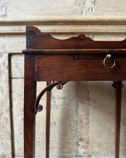 AN ELEGANT 18TH CENTURY MAHOGANY URN STAND - ADDITIONAL PHOTO 1