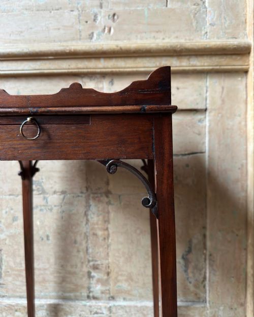 AN ELEGANT 18TH CENTURY MAHOGANY URN STAND - ADDITIONAL PHOTO 2