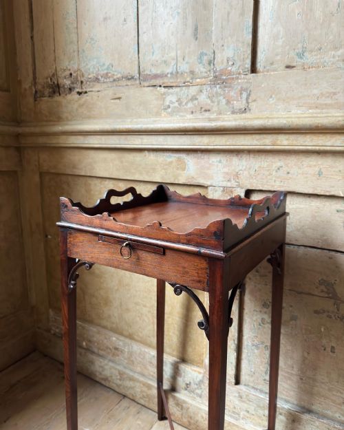 AN ELEGANT 18TH CENTURY MAHOGANY URN STAND - ADDITIONAL PHOTO 3