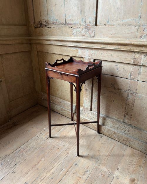 AN ELEGANT 18TH CENTURY MAHOGANY URN STAND - ADDITIONAL PHOTO 4