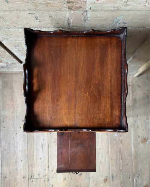 AN ELEGANT 18TH CENTURY MAHOGANY URN STAND - ADDITIONAL PHOTO 5