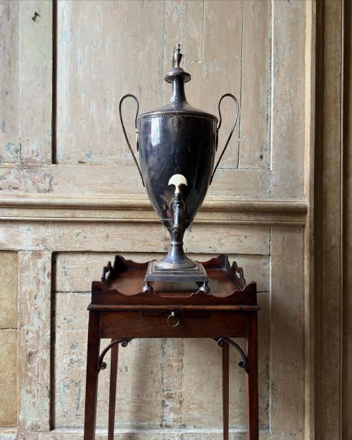 AN ELEGANT 18TH CENTURY MAHOGANY URN STAND - ADDITIONAL PHOTO 6